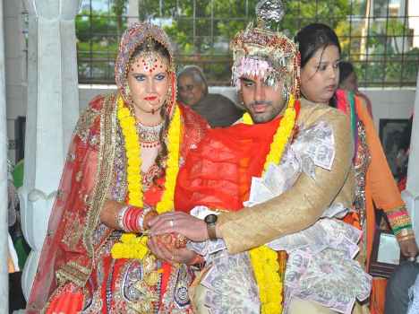 foreigner-bride-indian-groom-54b7d1f82b7f4_exlst
